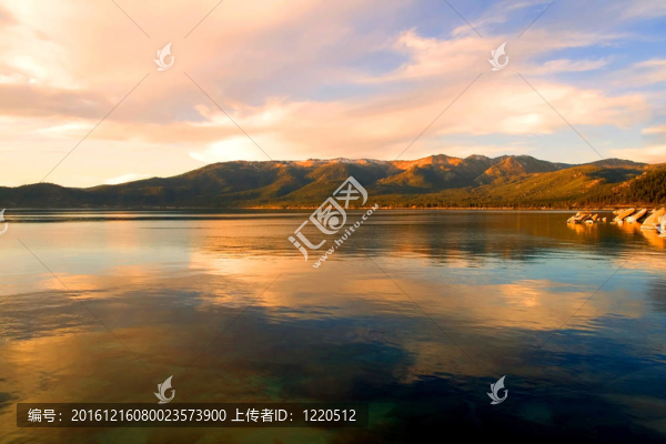 湖的日落