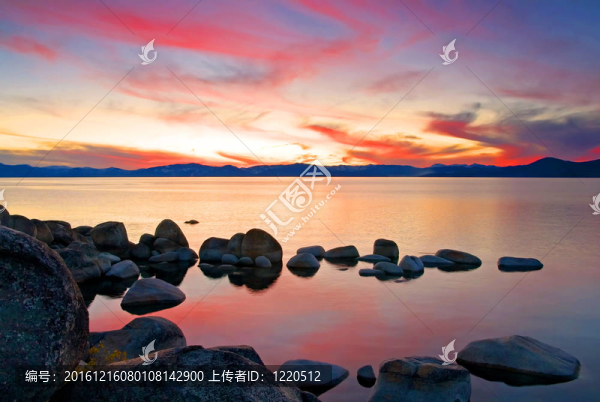 湖的日落