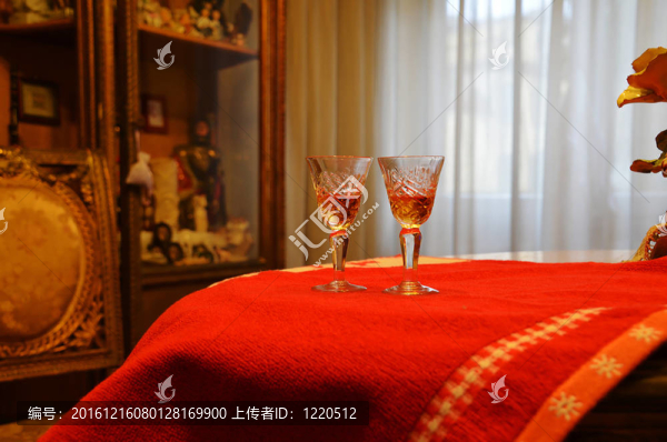 紅桌上的眼鏡