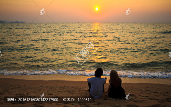 在日落海灘上的種族間的情人
