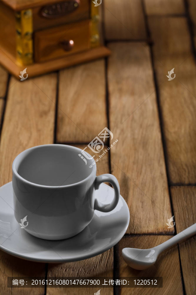 桌上空咖啡杯