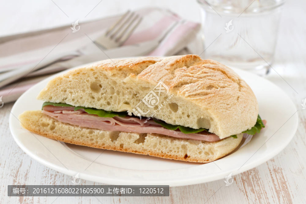 火腿和生菜三明治