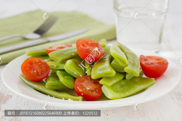 沙拉青豆和番茄盤