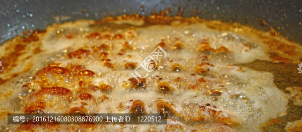 在它自身的油脂在煎鍋里用淺現(xiàn)場烹飪一些新鮮的培根深度特寫