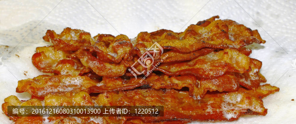 使用淺景深紙巾吸干油脂新鮮熏肉特寫