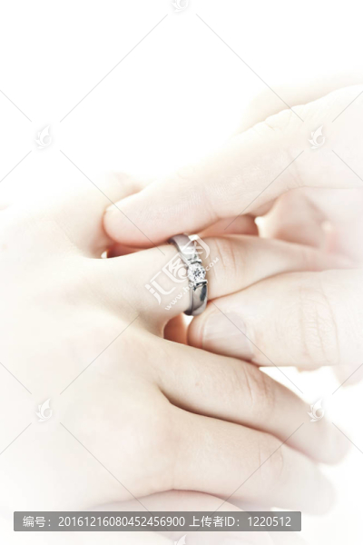 男子把訂婚戒指手指-匯圖網(wǎng) www.fosd68.com 男子把訂婚戒指手指