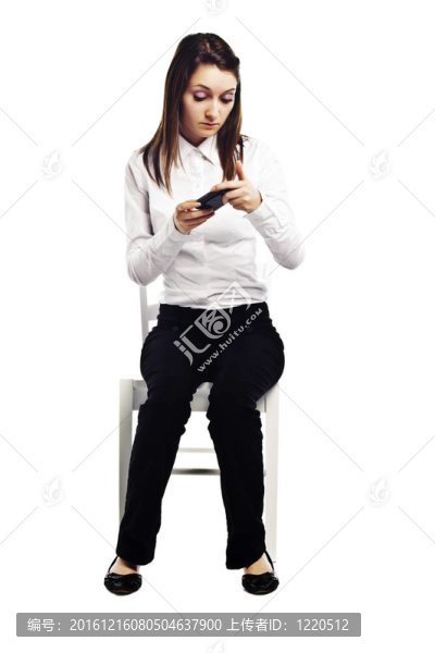 年輕的商業(yè)婦女在她的電話上讀東西