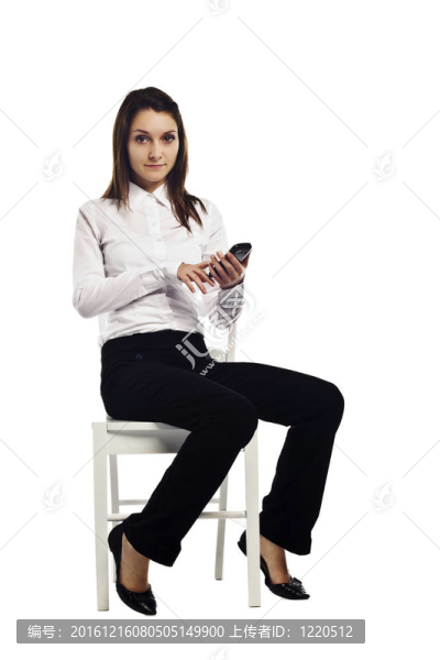 使用智能手機的商業(yè)女性全身肖像