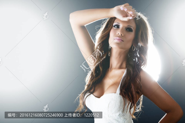 美麗的女人在黑暗背景與燈光