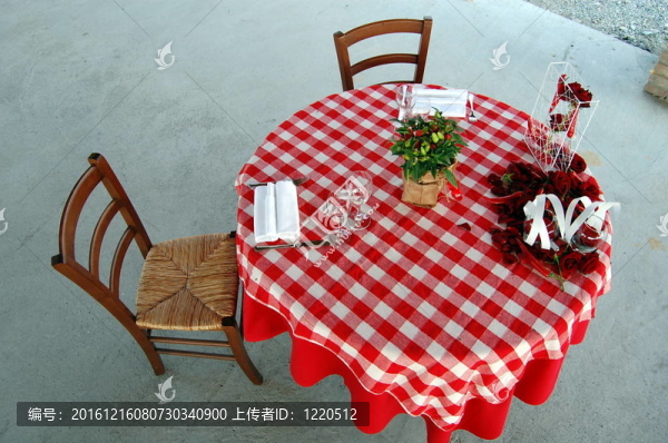 婚禮桌上有一小壺辣椒
