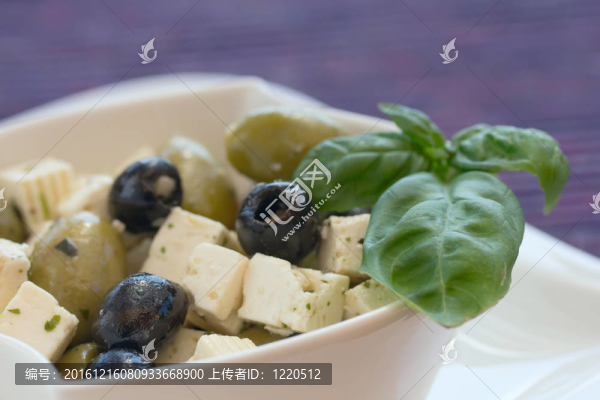 黑沙拉；青橄欖和奶酪。