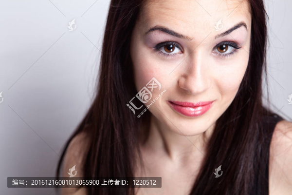 臉上表情可愛的年輕女子