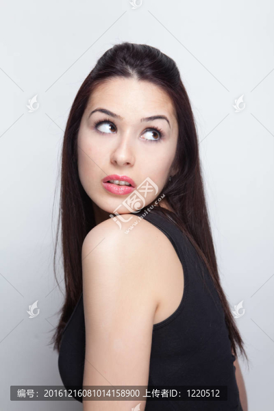 在一個美麗的黑發(fā)女人工作室
