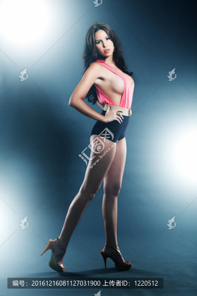 苗條華麗的女性在性感的衣服和高跟鞋
