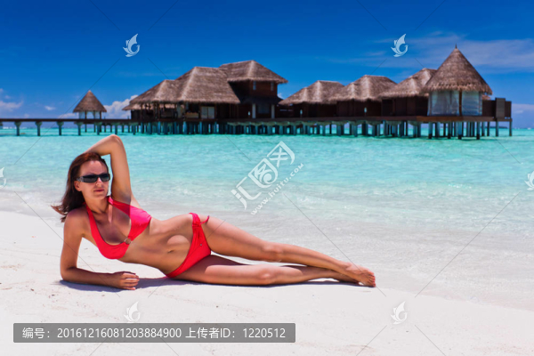 在海灘上的紅色比基尼女人的目的地