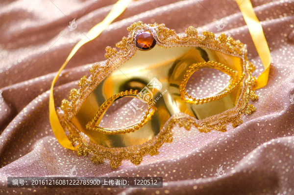 緞面上的金色面具