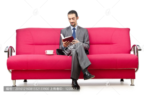 坐在沙發(fā)上的男人
