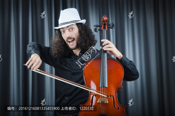 男人拉大提琴