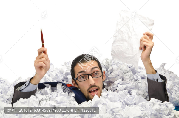 有大量廢紙的人