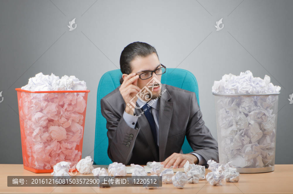 滿是廢紙的人
