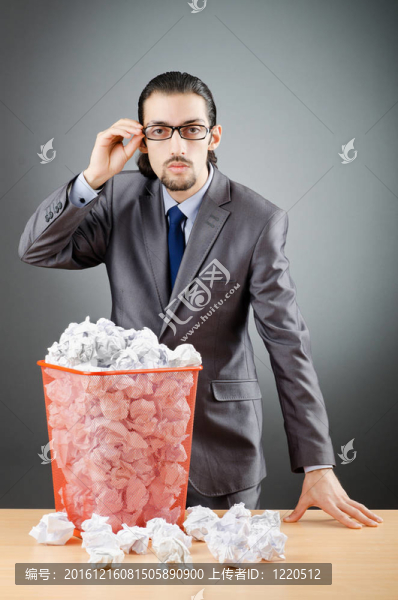滿是廢紙的人