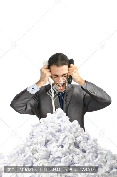 滿是皺紋紙的男人