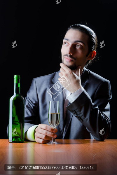 男子品酒酒杯