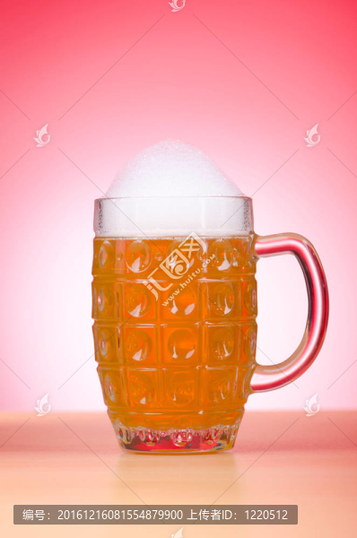 桌上啤酒杯