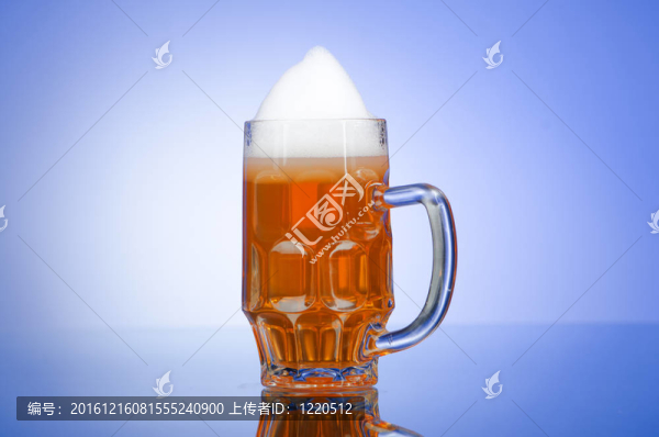 桌上啤酒杯