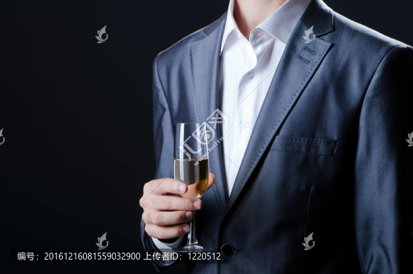 男子品酒酒杯