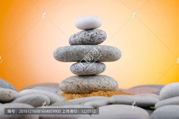 彩色背景平衡卵石