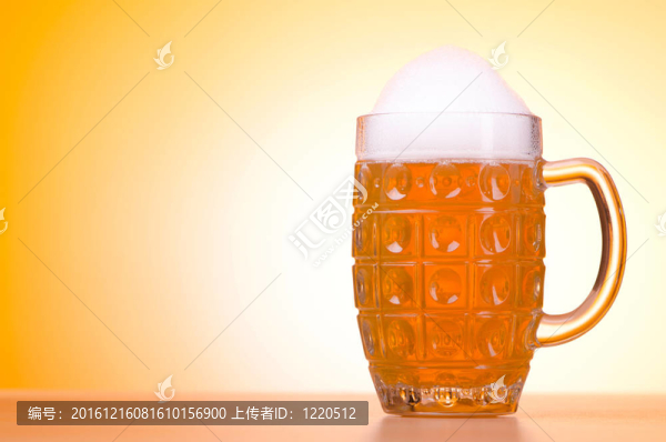 桌上啤酒杯