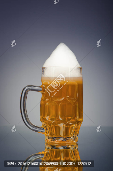 桌上啤酒杯
