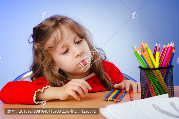 用鉛筆畫畫的小女孩