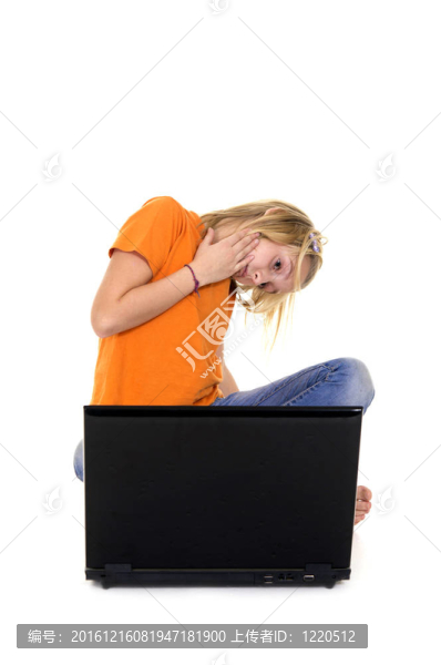 帶筆記本電腦的年輕女孩