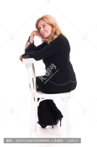 可愛的老年婦女在椅子上