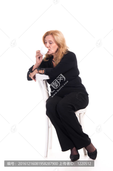 老年婦女坐在椅子上