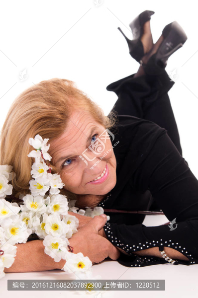 老年婦女與花
