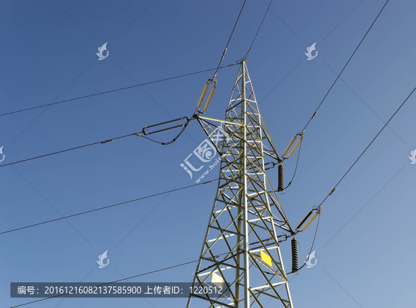 天空下的電塔
