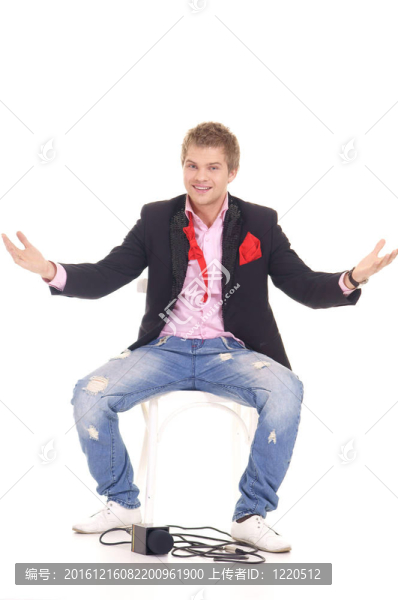 可愛的男人和麥克風