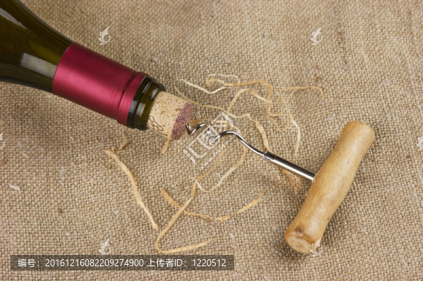 酒瓶和螺旋形的畫布上
