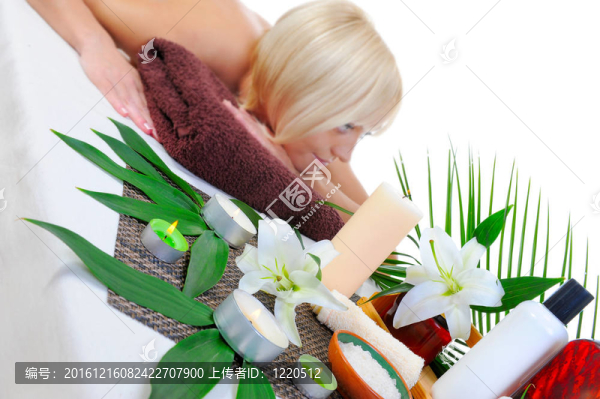 水療中心的年輕女子