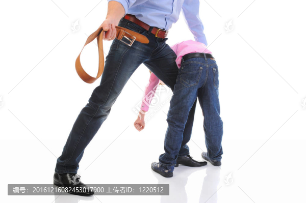 嚴(yán)厲的父親對(duì)他的兒子