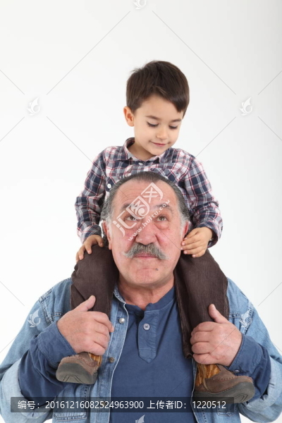 孩子和祖父玩