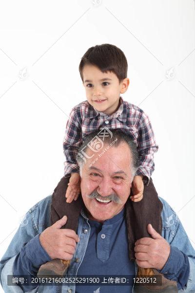 孩子和祖父玩