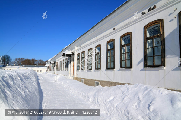 在厚厚的積雪中的石頭別墅