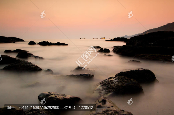 卡馬拉海灘巖的日落美景；泰國南部