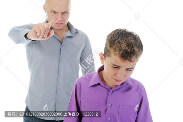嚴(yán)厲的父親對他的兒子