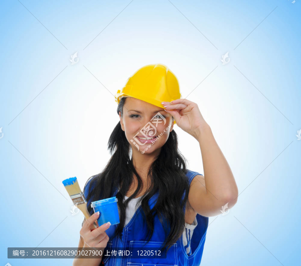 漂亮的年輕女人在做修理