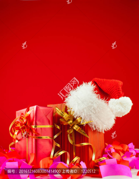 圣誕禮物與Santa的帽子反對(duì)紅色背景